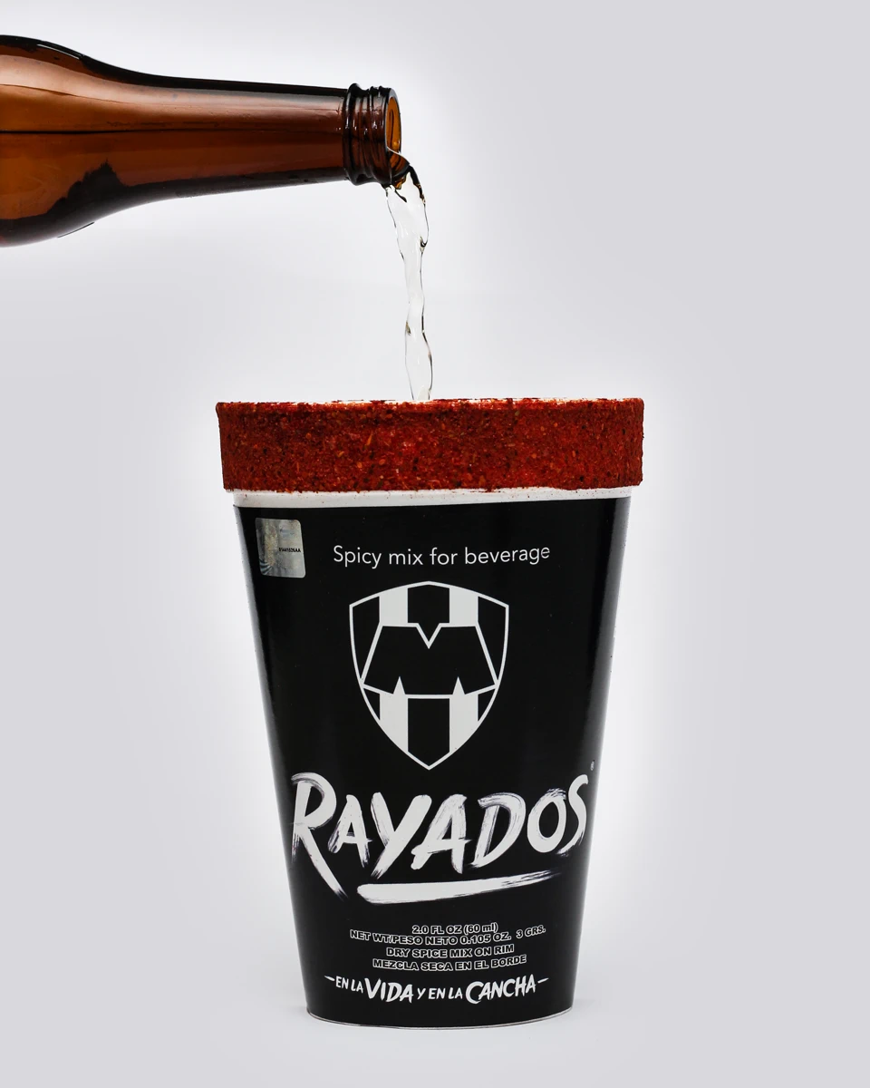 Sirviendo la bebida en el vaso